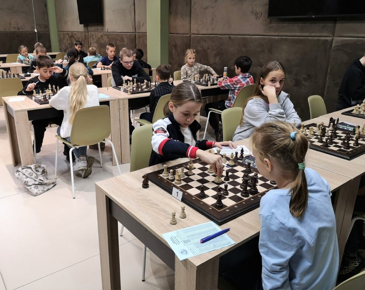 Шахматисты ожидали начала турнира. ДЮЦ старт Тюмень шахматный клуб.